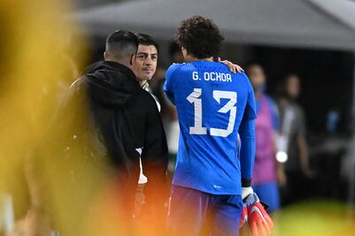 Guillermo Ochoa sale de cambio por Luis Malagón; negro primer tiempo de México