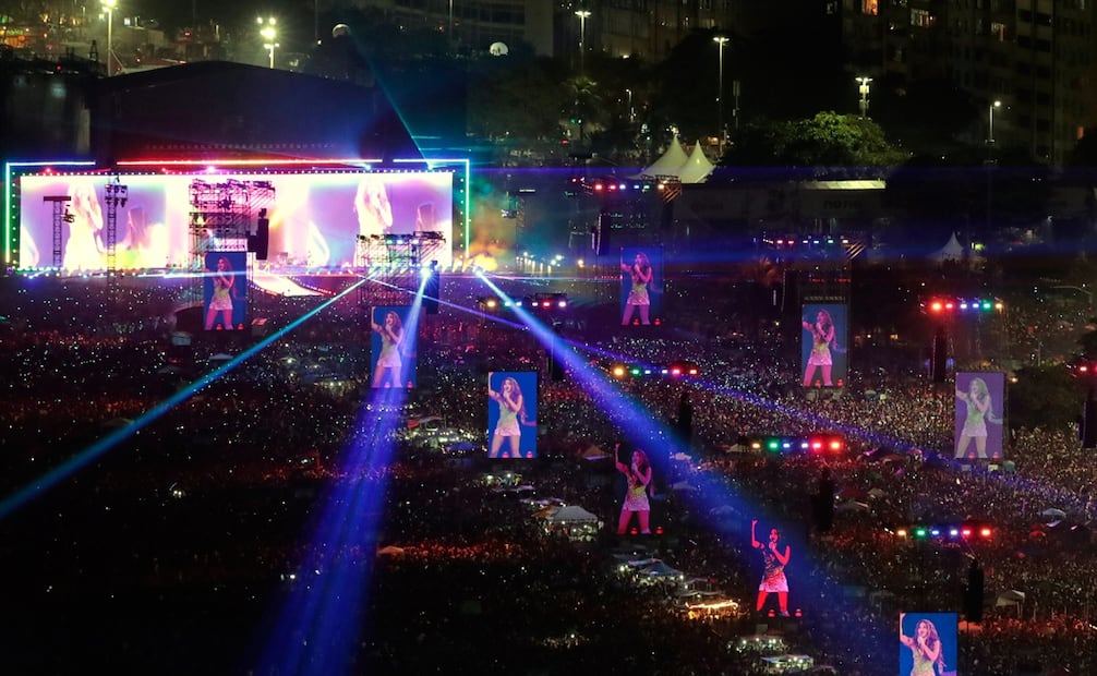 Fanáticos de Shakira en la playa Copacabana. Foto: AP Photo/Bruna Prado.