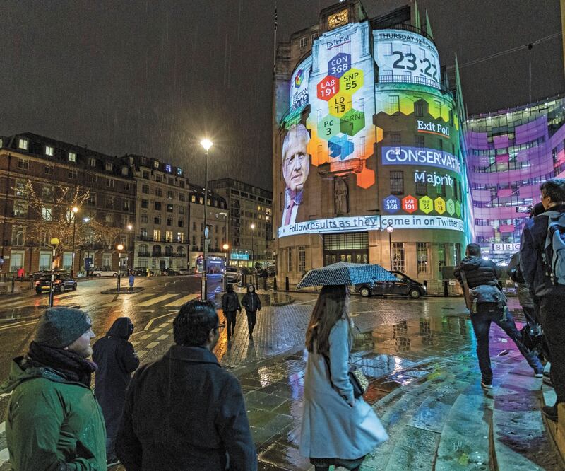 Resultados de las elecciones británicas de ayer, con base en sondeos, se muestran afuera de la Broadcasting House, en Londres. VUDI XHYMSHITI. AP
