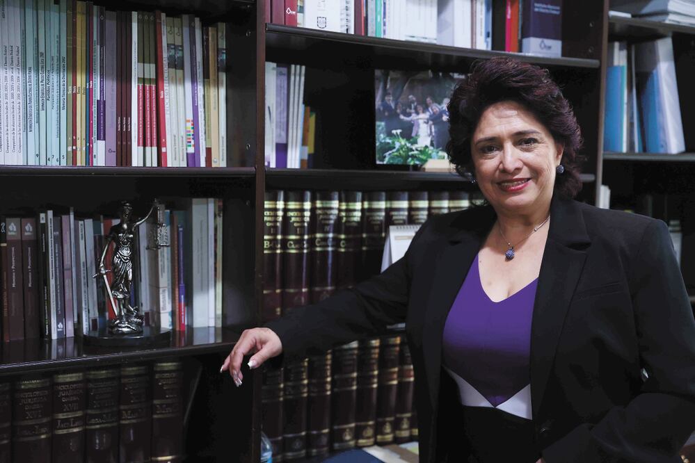 La presidenta del Instituto Electoral de la Ciudad de México relata que llegó al IECM por méritos propios y no por amiguismos o por relacionarse con alguien, lo que también es un estigma que enfrentan las mujeres profesionistas.