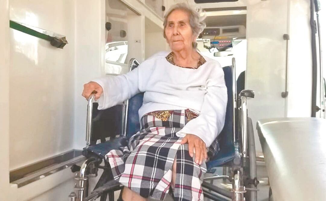 Francisca Hernández estuvo internada en el Hospital Baudelio Villanueva del ISSSTE. Cuando fue dada de alta la trasladaron en una ambulancia hasta su casa, donde continuará con su recuperación. Foto: Sandra Tovar. EL UNIVERSAL