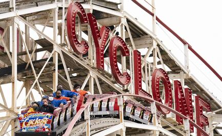 VIDEO: Cierran montaña rusa de Coney Island luego que quedó paralizada