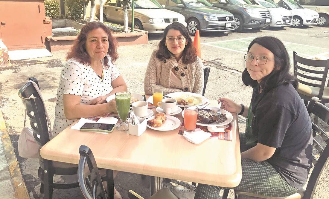 En calles de Neza, familias acompañaron a sus madres para festejarlas por el 10 de mayo. Acudieron a restaurantes donde disfrutaron de mariscos, carnes y ensaladas. Foto: Emilio Fernández. EL UNIVERSAL