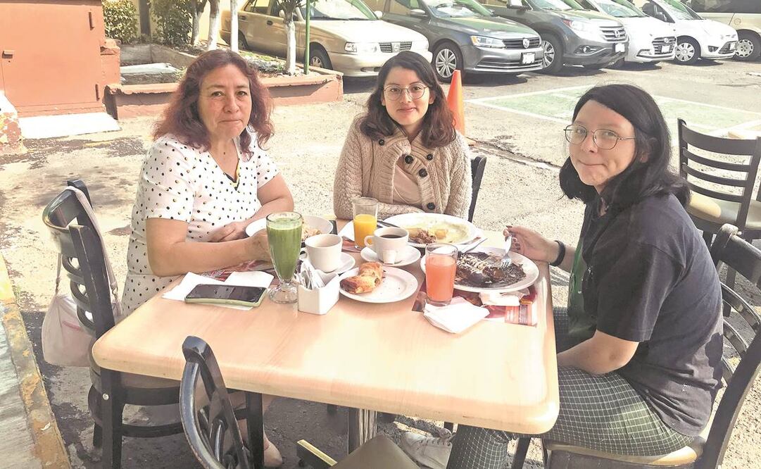 En calles de Neza, familias acompañaron a sus madres para festejarlas por el 10 de mayo. Acudieron a restaurantes donde disfrutaron de mariscos, carnes y ensaladas. Foto: Emilio Fernández. EL UNIVERSAL