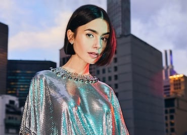 Lily Collins luce elegante minivestido negro con transparencias