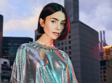 Lily Collins luce elegante minivestido negro con transparencias