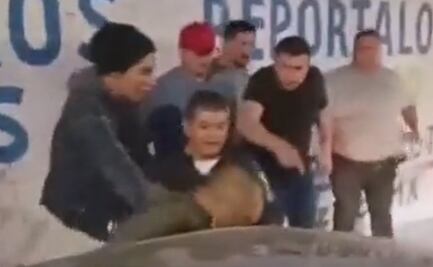 ¡Dale con la silla! Peatones tratan de detener a conductor que se escapaba tras choque