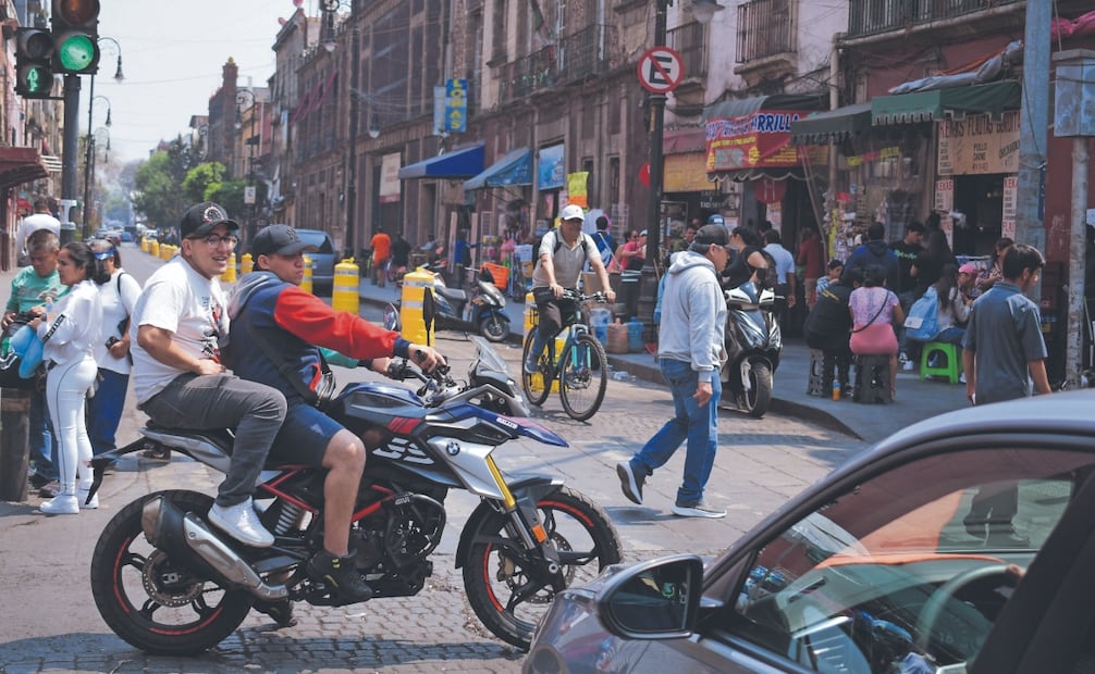 El Hospital General Dr. Gregorio Salas Flores, ubicado en la Calle del Carmen, se encuentra rodeado de puestos ambulantes. Foto: Santiago Cadena/ EL UNIVERSAL
