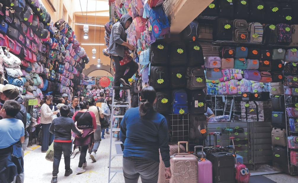 Comerciantes refieren que las mochilas hechas en México no compiten en precio con las de origen asiático aunque estas se desgastan más rápido. Foto: Fernanda Rojas/ EL UNIVERSAL