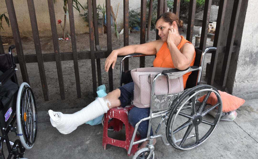 Martina Carreón resultó con una fractura en la pierna derecha tras el desplome del escenario en el evento de Movimiento Ciudadano en Nuevo León. Foto: Emilio Vazquez