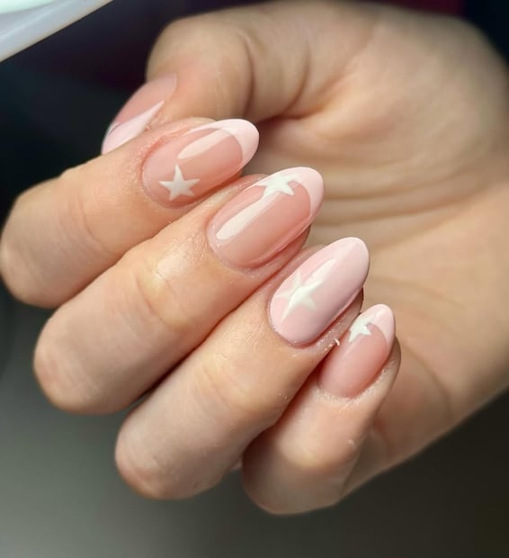 Uñas minimalistas, las favoritas de muchas. Foto: Instagram @conni.nailsart