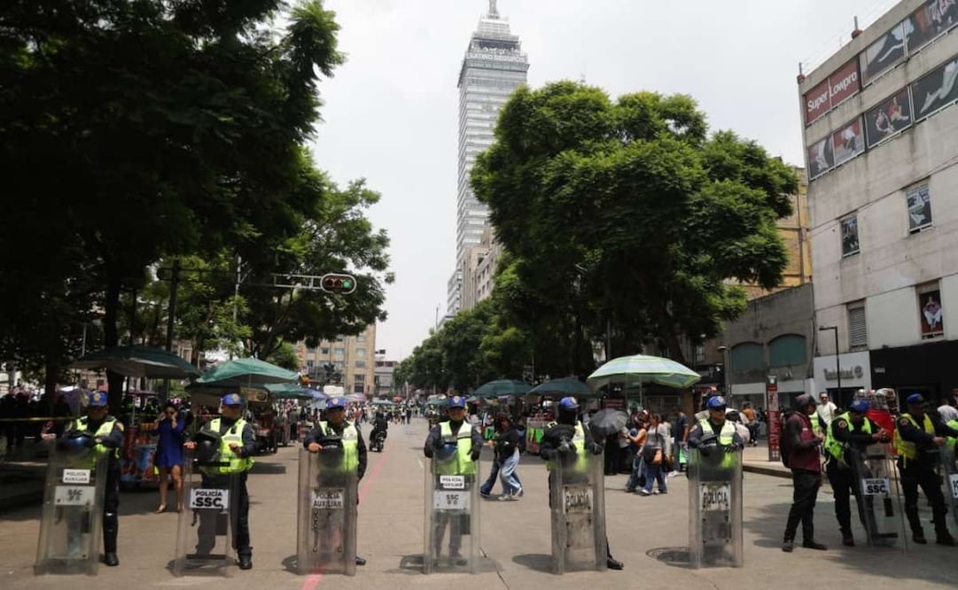 Comerciantes protestaron de nueva cuenta con la instalación de sus puestos sobre avenida Juárez, a la altura del Palacio de Bellas Artes. | Foto: Carlos Mejía/El Universal.