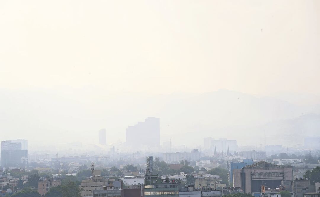 La Ciudad de México registró este martes una intensa radiación solar, viento débil y poca nubosidad. Foto: Valente Rosas. EL UNIVERSAL