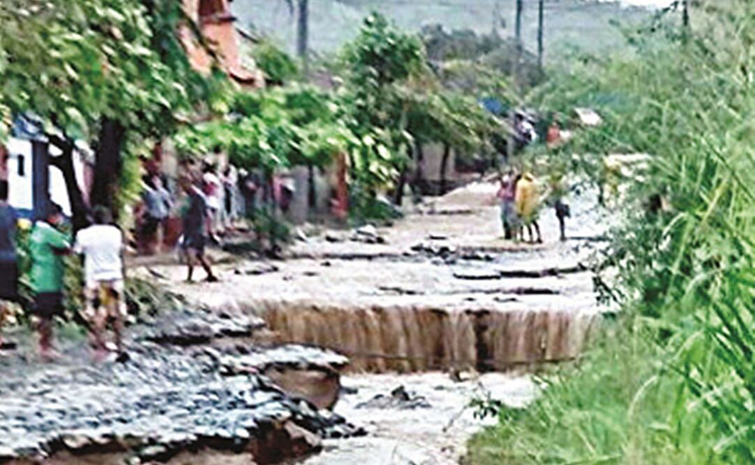 Las autoridades estatales obligaron a cientos de personas que se encuentran en zonas de riesgo a desalojar sus viviendas para evitar una tragedia mayor. FOTOS DE TWITTER @ADRIANITIX