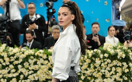 ¿Es su piel o el bisturí? El rostro de Anne Hathaway causa revuelo en la Met Gala 2025