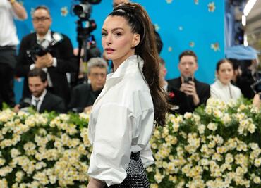 ¿Es su piel o el bisturí? El rostro de Anne Hathaway causa revuelo en la Met Gala 2025
