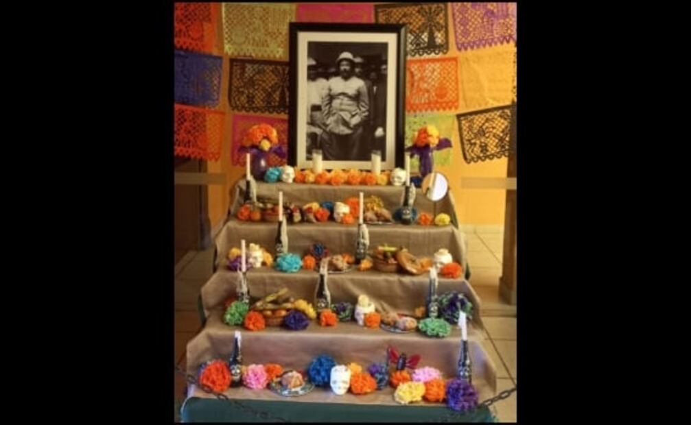 Instalan monumental altar de muertos y calaveras gigantes en Saltillo, Coahuila