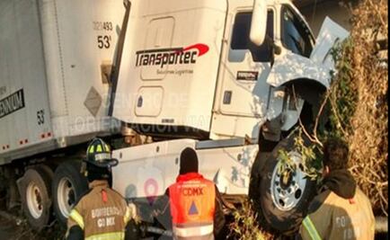 Tráiler choca y queda atorado en Periférico 
