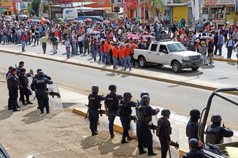 Pese a que en Oaxaca la prueba será hasta el 28 y 29 de noviembre, docentes protestaron en la sede del IEEPO (Especial)