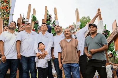 Se reúnen cristos de Iztapalapa para bendecir sus cruces
