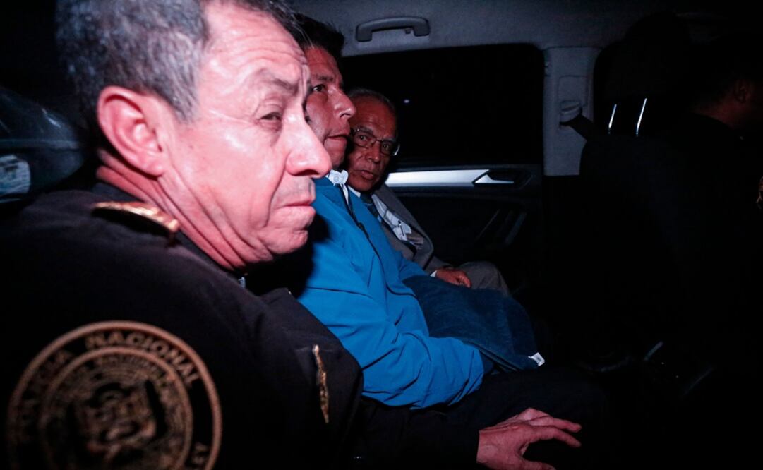 El expresidente de Perú Pedro Castillo se ve dentro de un coche de policía cuando sale de la Prefectura de Lima, donde estaba detenido. Foto: AFP