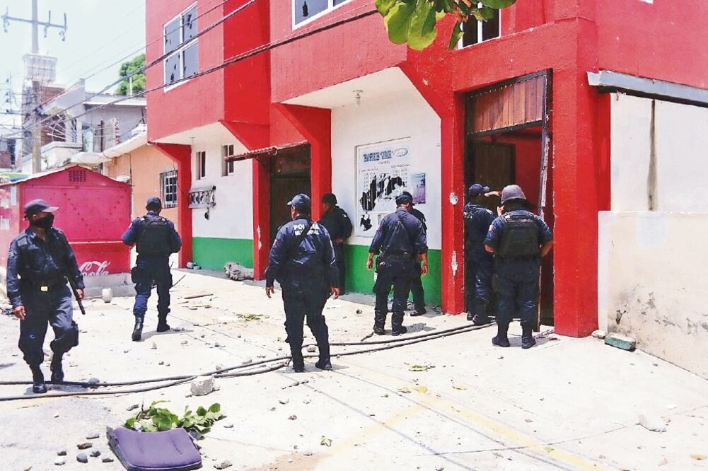 Alrededor de 40 policías municipales y estatales llegaron al lugar del enfrentamiento para resguardar al delegado local cetemista, Hipólito Rojas, quien salió protegido con chaleco antibalas (ESPECIAL)