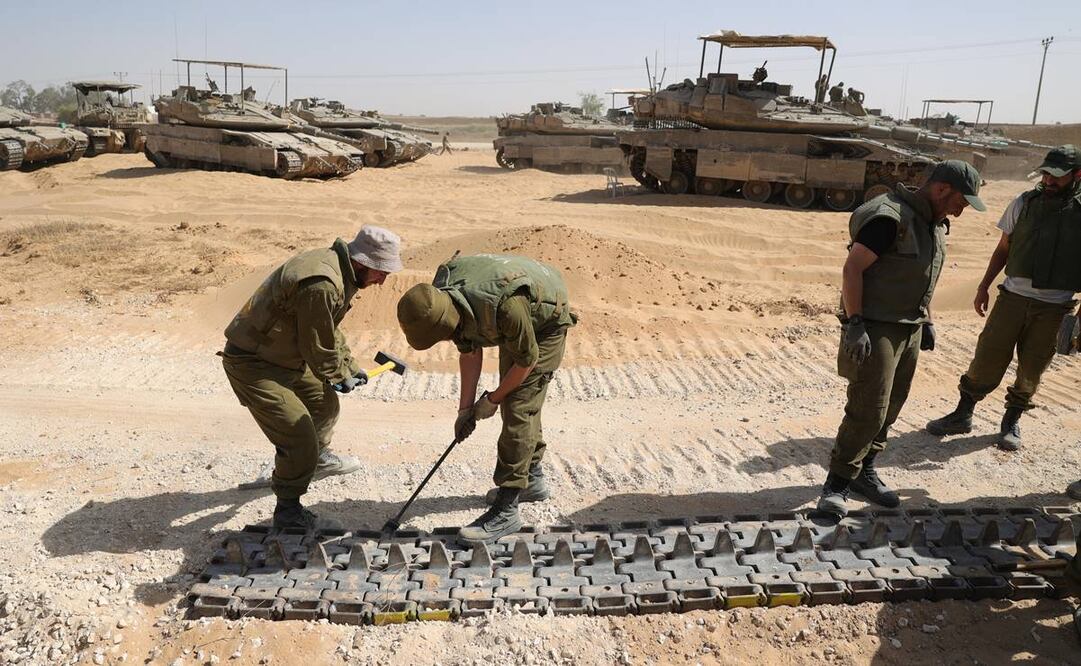 Vehículos blindados israelíes se reúnen a lo largo de la valla fronteriza con el sur de la Franja de Gaza, Israel 05 de mayo de 2024. Foto: EFE