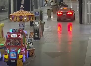 VIDEO, Audi A4 robado entra a centro comercial en busca de más robos