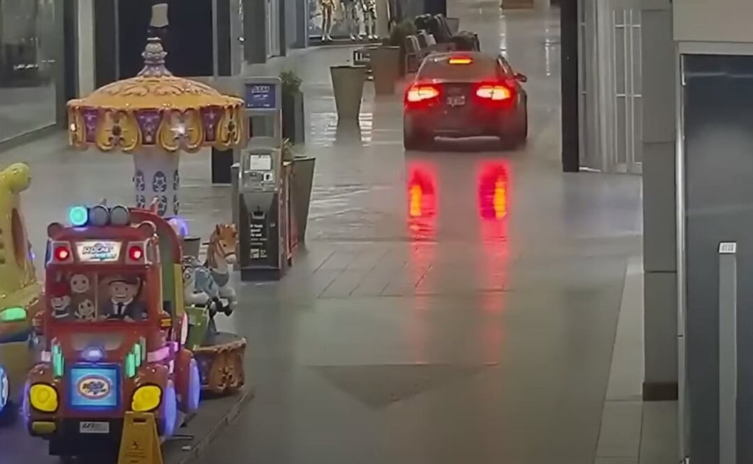 VIDEO, Audi A4 robado entra a centro comercial en busca de más robos