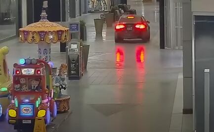 VIDEO, Audi A4 robado entra a centro comercial en busca de más robos