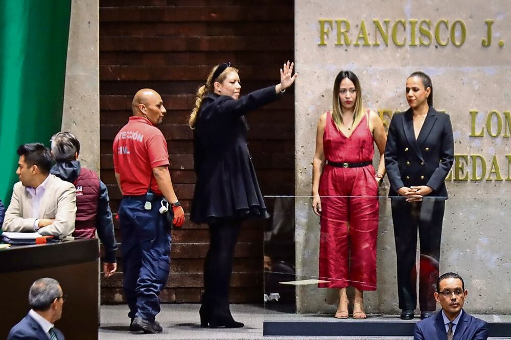 La diputada morenista Selene Ávila abandonó el recinto legislativo después de denunciar la traición del partido a los guerrerenses. Foto: Especial