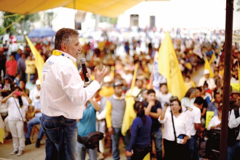 José Antonio Estefan Garfias interpuso ayer una denuncia contra Alejandro Murat por el uso de programas federales en beneficio de su campaña (ARCHIVO EL UNIVERSAL)