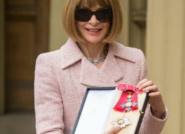 Anna Wintour recibe premio de dama del Imperio Británico de la reina Isabel ll