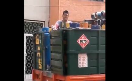 ¡Gas, gas, gaaaas! Gasero se hace viral por su forma vender al ritmo de villancicos navideños en la CDMX