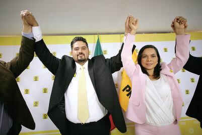 Perredista con sus dos velas encendidas 