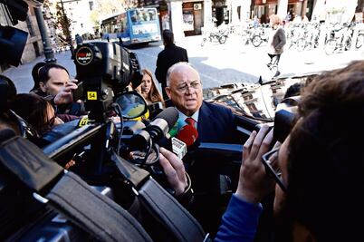 España retira embajador en Venezuela; escala crisis