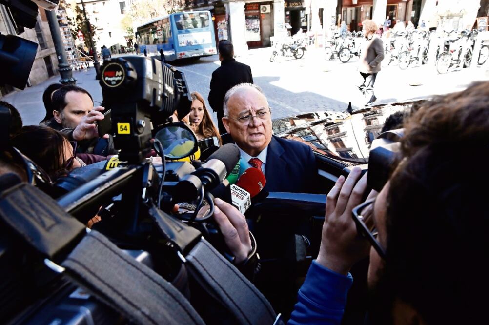 El embajador de Venezuela en España, Mario Isea, tras la reunión a la que le convocó la cancillería, por las palabras de Nicolás Maduro. VÍCTOR LERENA. EFE