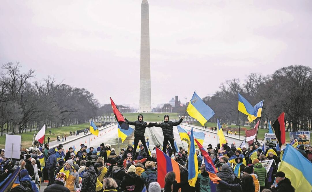 Partidarios de Ucrania y miembros de la comunidad ucraniana realizan una manifestación cerca del Lincoln Memorial. Foto: Drew Angerer/AFP
