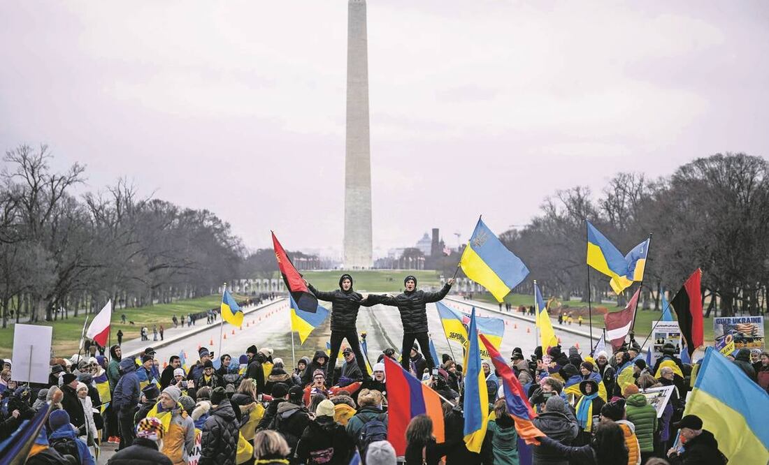 Partidarios de Ucrania y miembros de la comunidad ucraniana realizan una manifestación cerca del Lincoln Memorial. Foto: Drew Angerer/AFP
