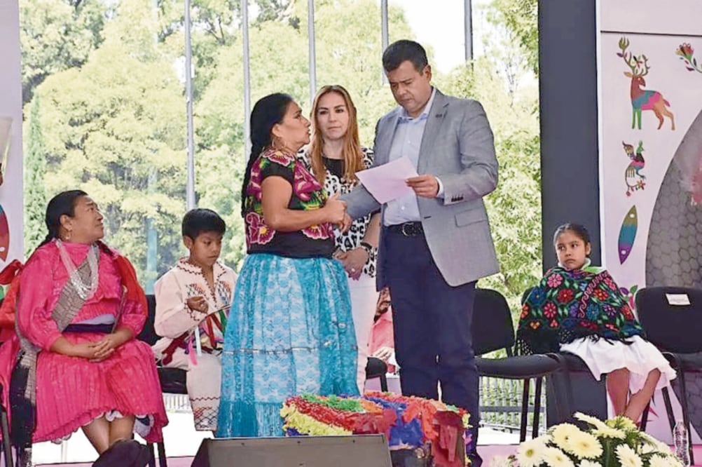 Florentina Santiago, mujer zapoteca, explicó al jefe de Gobierno, José Ramón Amieva, que perdió todo tras el siniestro en el centro de abasto y que no tiene apoyo de ningún tipo. (SANDRA HERNÁNDEZ. EL UNIVERSAL)