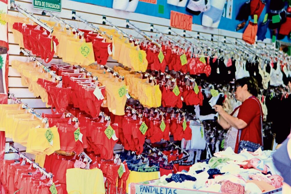 A Valeria sólo le alcanzó para comprar cuatro prendas y espera que su inversión le traiga amor y fortuna el próximo año. (NADYA MURILLO. ELUNIVERSAL)