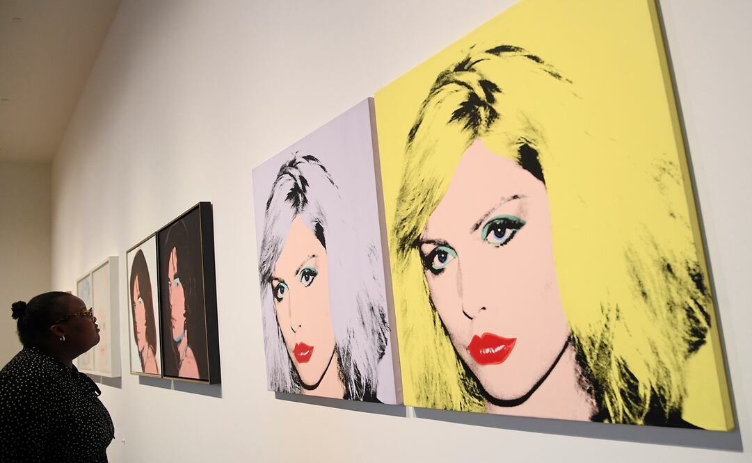Una asistente mira los retratos de "Debbie Harry" hechos por Andy Warhol. Foto: REUTERS/Toby Melville