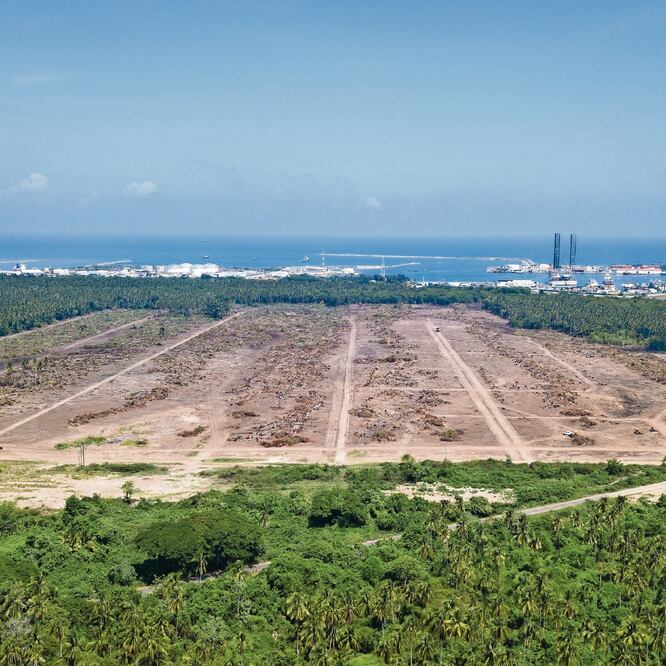 En la zona que albergará la refinería de Paraíso se construirá una barda perimetral con especificaciones especiales para evitar la contaminación, asegura el gobernador electo Adán Augusto López Hernández.  Foto: LEOBARDO PÉREZ. EL UNIVERSAL