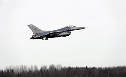 Avión militar se estrella contra avioneta en EU