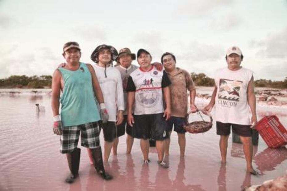 Oro rosa. Dejan pescadores las redes para sacar sal