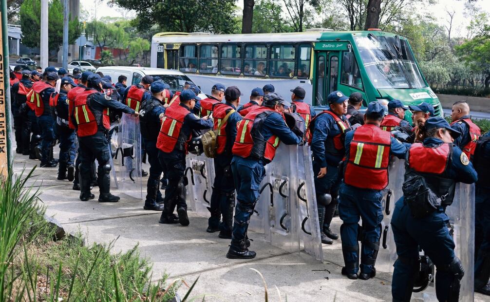 Profesores de la CNTE bloquearon los accesos al INE en la alcaldía de
Tlalpan, por lo que la policía capitalina resguardó el inmueble. Fernanda Rojas / EL UNIVERSAL