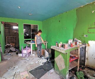 Policías sacaron a Sara y a Alejandra de la cama para golpearlas mientras veían cómo torturaban a otras mujeres 