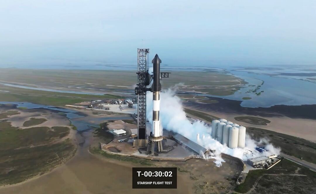 Captura de fotogramas de un video de transmisión en vivo distribuido por SpaceX que muestra los preparativos para el lanzamiento del vuelo de prueba inaugural de Starship. Foto: EFE