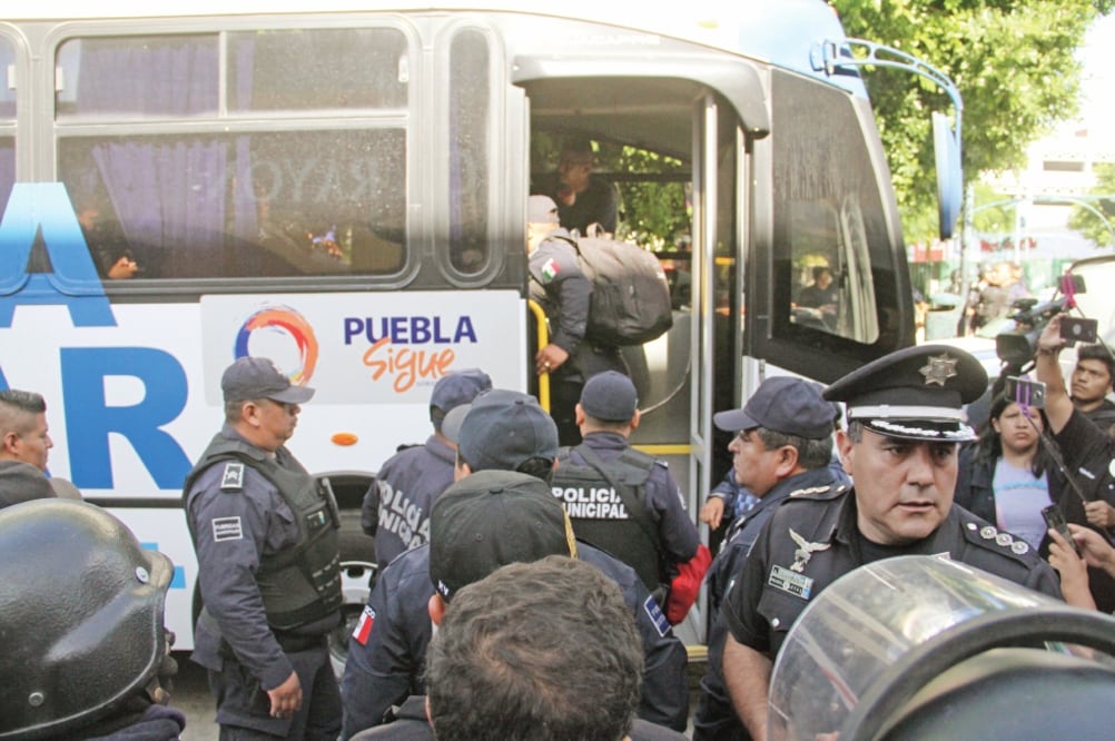 Los policías municipales fueron trasladados a la capital poblana para ser evaluados y verificar que estén dados de alta para ejercer el cargo. Foto: OMAR CONTRERAS. EL UNIVERSAL