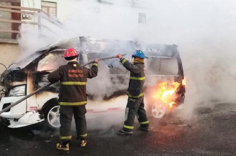 La unidad 10 de los bomberos de Naucalpan atendió el incendio de un vehículo en la carretera a Toluca, a la altura de la parada de La Corona, en la colonia San Rafael Chamapa, informó el gobierno municipal a través de Twitter (TOMADA DE TWITTER)